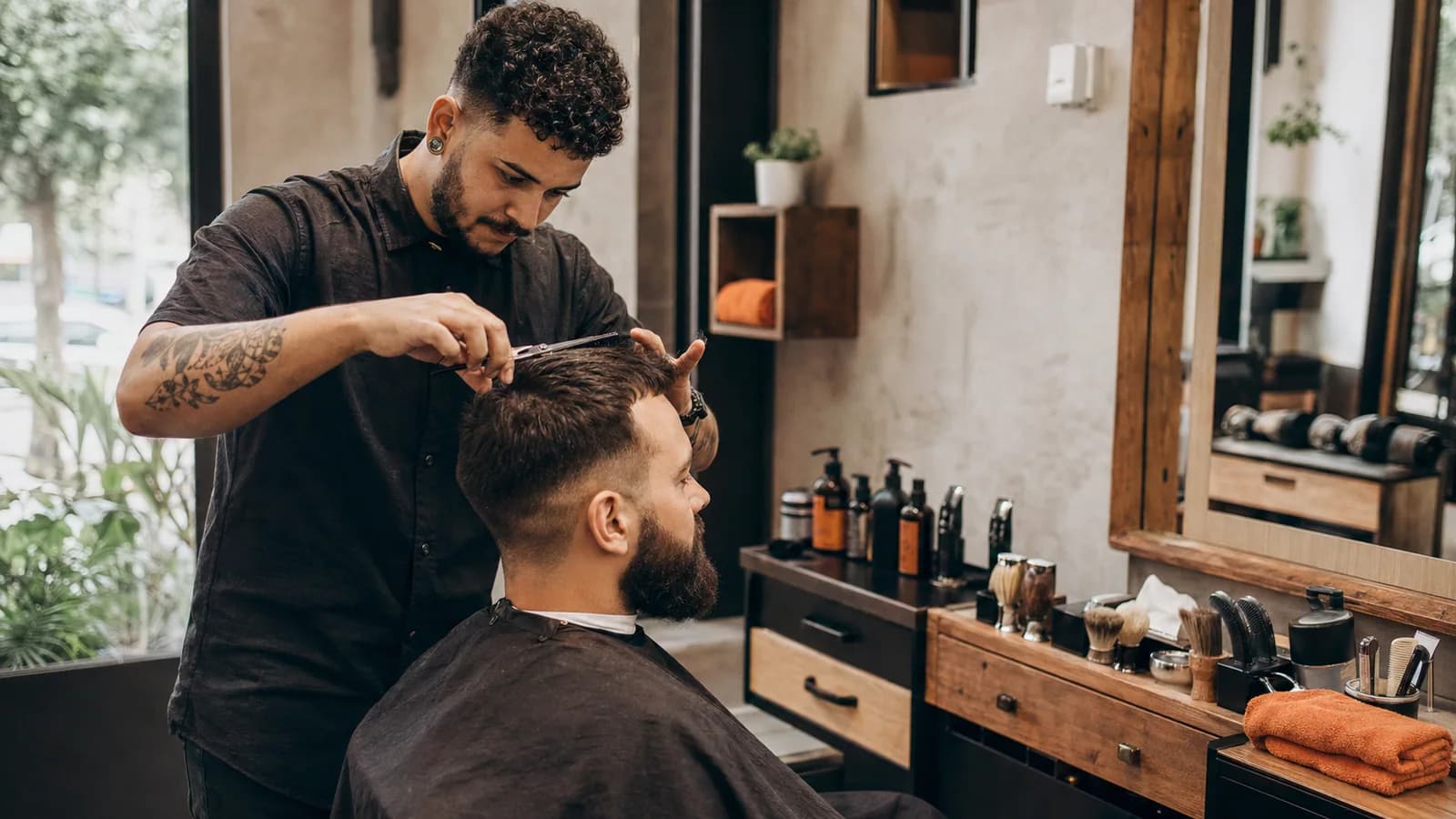 Barbearia moderna com cadeira clássica e espelhos