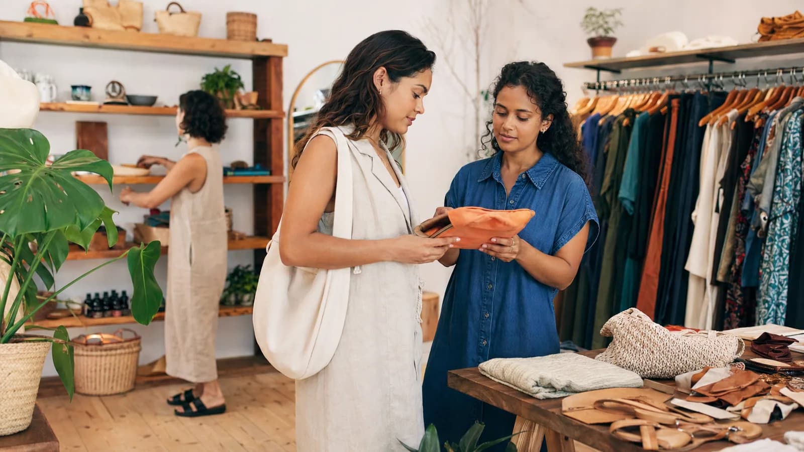 Loja de roupas com araras e roupas modernas